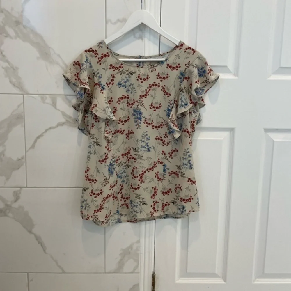 Cleo Petites Beige Floral Print Blouse With Ruffles Trim - Picture 9 of 9